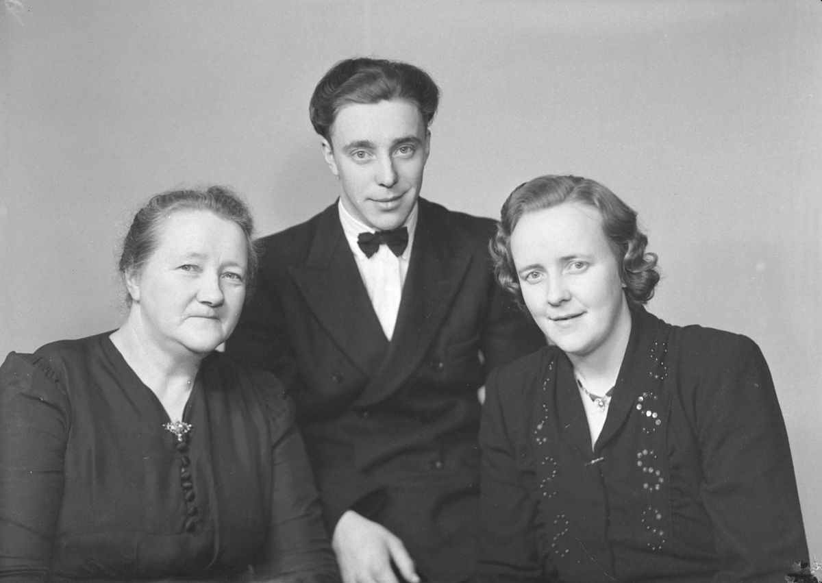 Marta Hårstad med sønnen John Evjen og datter Sofie Marstad.