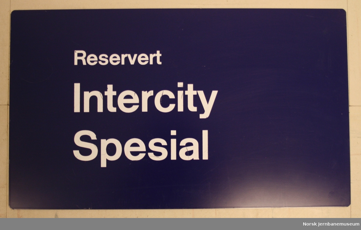 Vognskilt brykt på BM 70
Påskrift: "Reservert Intercity Spesial" på begge sider.