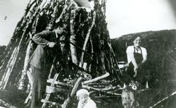 Solmund Borthen sager ved og Johanna Olsen (gift Aule) hjelp