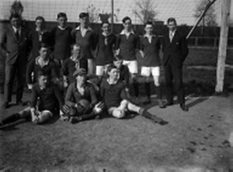 Fotbollslag, ”vy 1920” på asken
	Metallutfällning.