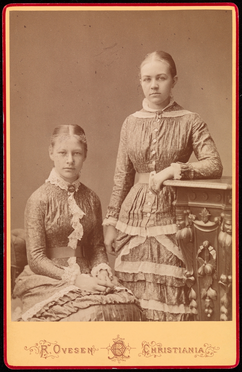 Portrett av en ukjent kvinne og Agnes Mathiesen i cabinetformat.