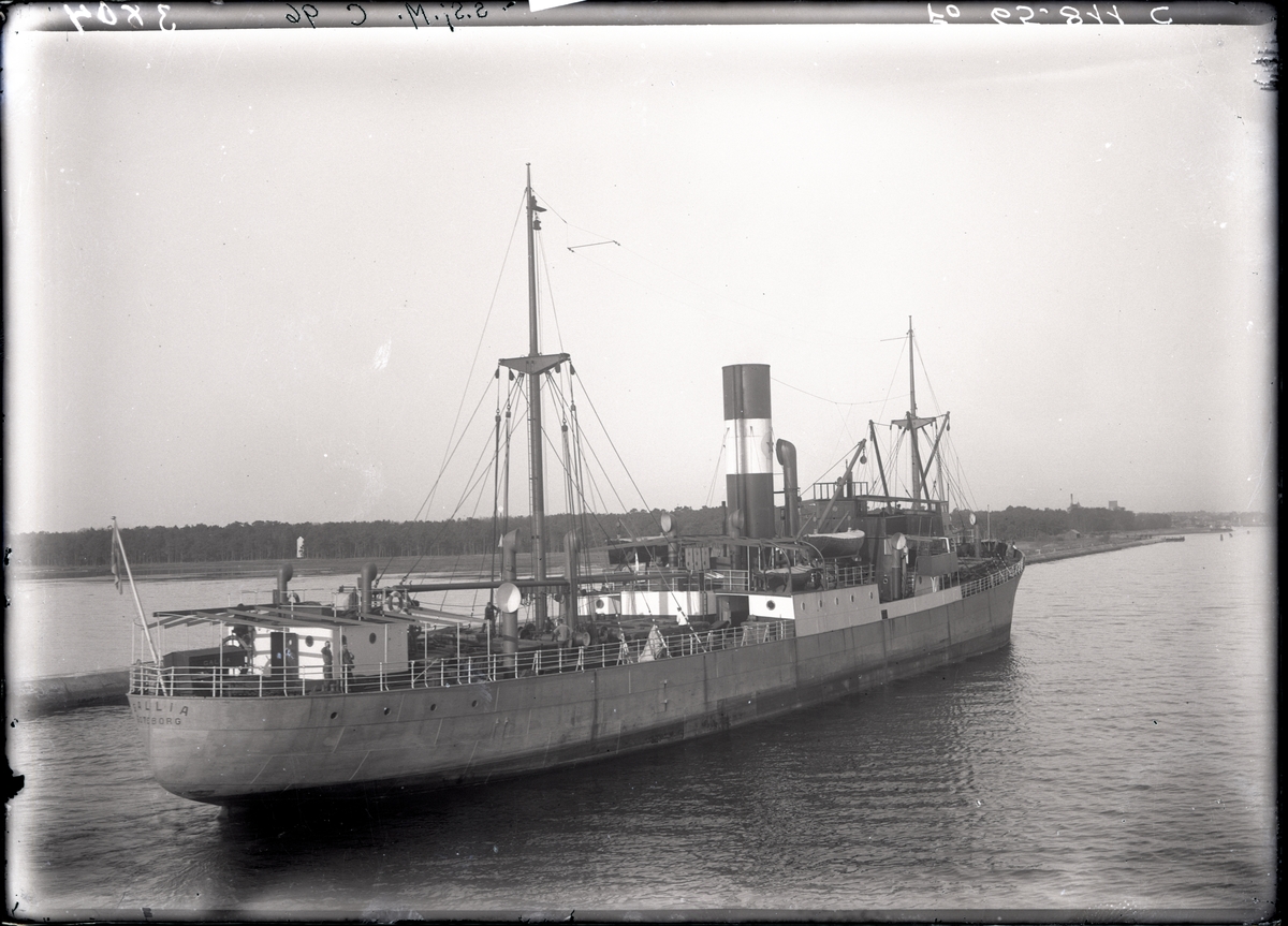 Lastångfartyget GALLIA av Göteborg i Åhus hamn den 14 maj 1921.