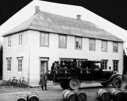 Lastebil med folk foran butikken på Haugen i Øverbygd