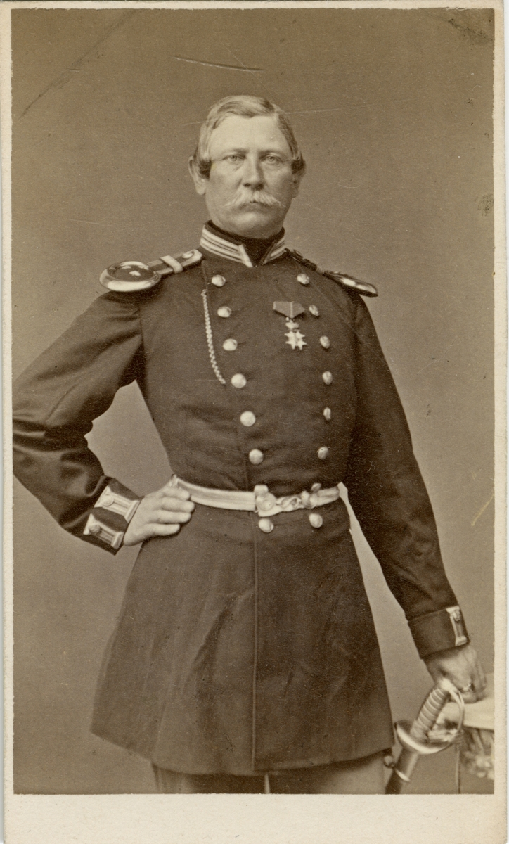 Porträtt av Carl Gabriel Planting Gyllenbåga, kapten vid Jönköpings regemente I 12.
 Se även AMA.0007361.