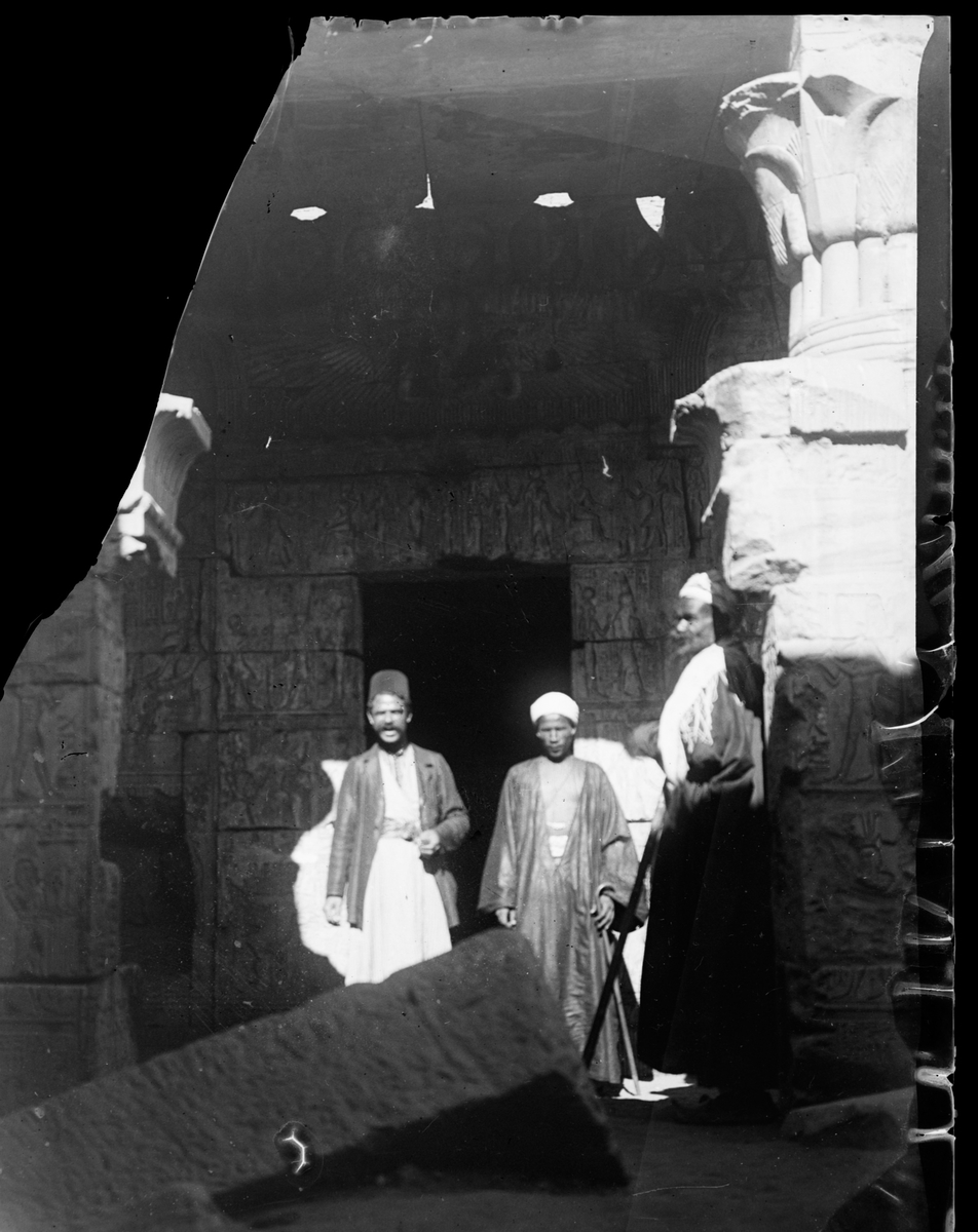 "Kournak. Theben." (Bildetekst fra album) Tre menn av lokal befolkning inne i et tempel.