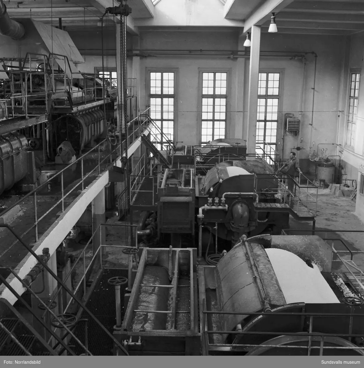 Interiörbilder från verksamheten vid Svartviks sulfitfabrik.
