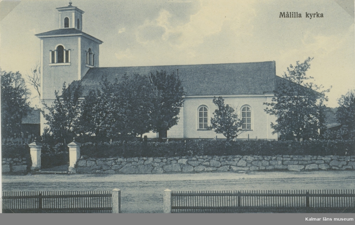 Vykort över Målilla kyrka som byggdes i nyklassicistisk stil mellan 1820-1822.
