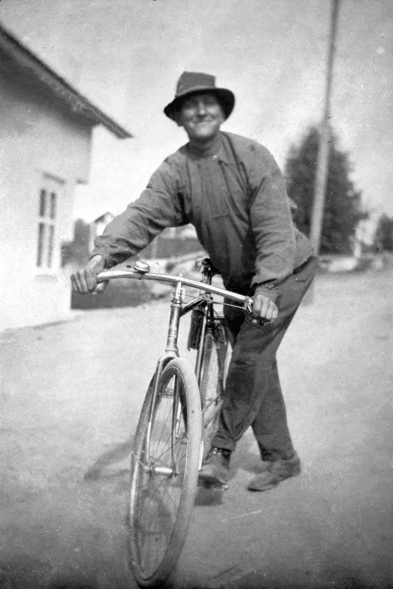 Johan Skaalerud, født 1896, sykkel. 86-1. Skålerud, Vang H.