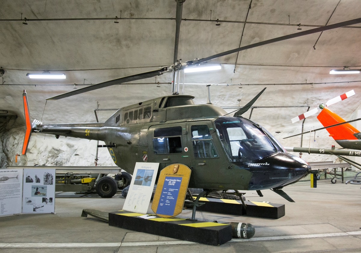 Helikopter, HKP 6B 
Agusta Bell 206A

Motor: Bristol Siddeley H 1200 på 1250 hk.
Märkning: På nosen fram kodsiffra 51 samt en isbjörn. Fram på sidan texten Agusta Bell Jet Rangler samt 16 små isbjörnar varav en har en krona ovanför. På sidan bak kronmärke och på bommem kodsiffra 51.
