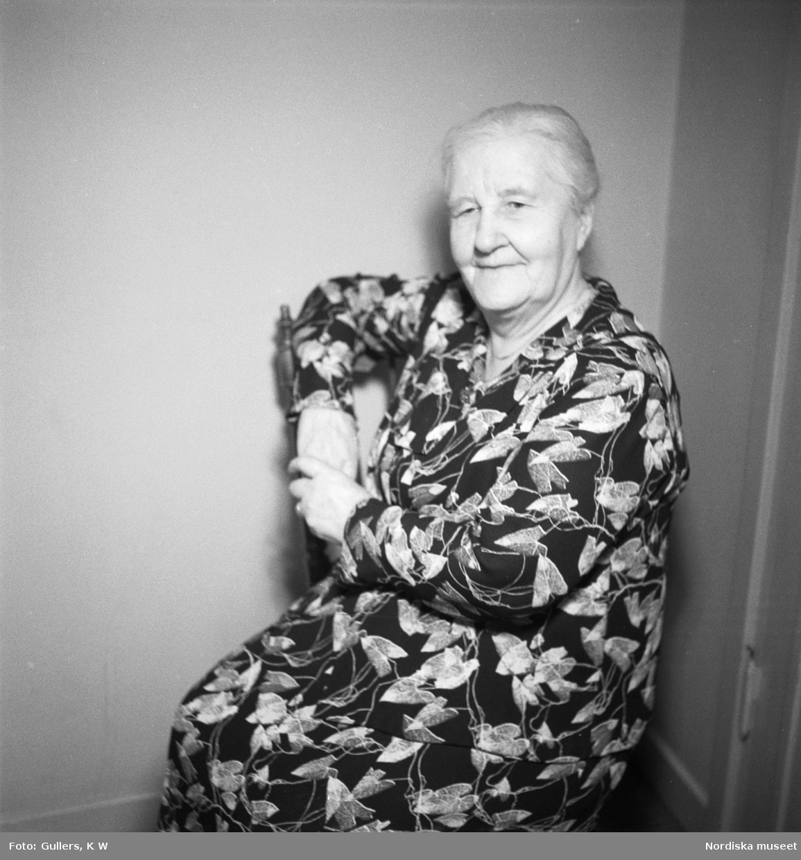 Äldre kvinna med mönstrad klänning