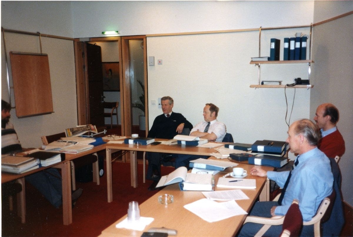 Landskap. Oslo. En gruppe personer fra Widerøe, ledelse og ansatte, samlet rundt et bord under et møte.
