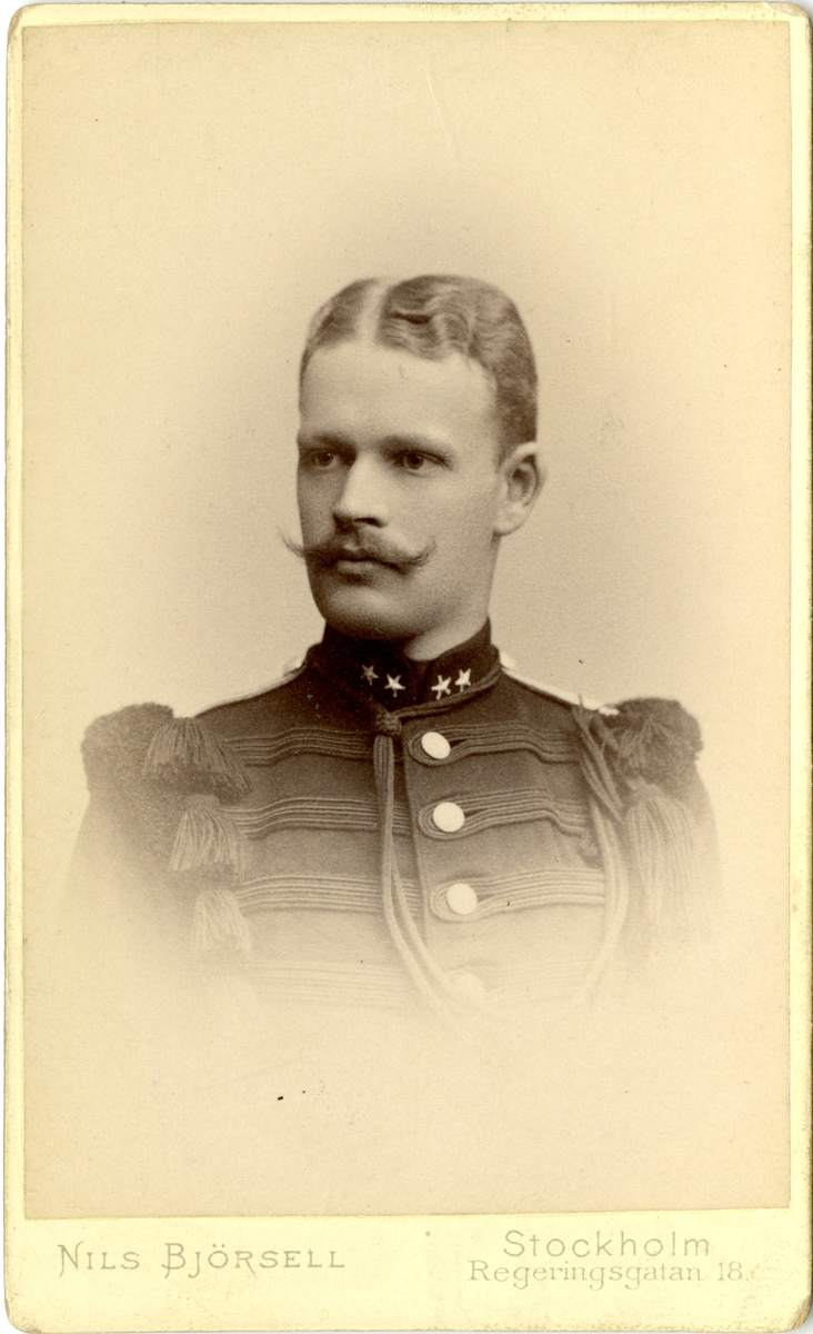 Porträtt av Carl Gustaf Valdemar Hammarskjöld, löjtnant vid Värmlands fältjägarkår I 26.

Se även bild AMA.0002126.