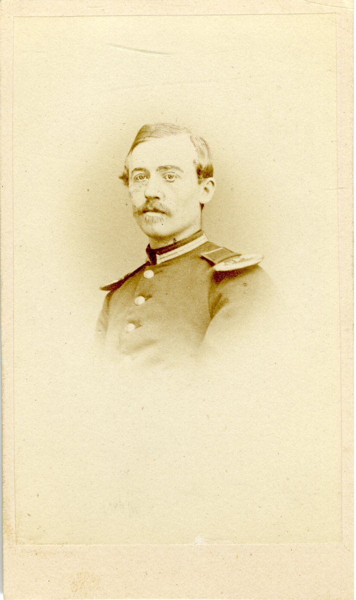 Porträtt av Lars Johan Hårleman, löjtnant vid Västmanlands regemente I 18.

Se även bild AMA.0002186.
