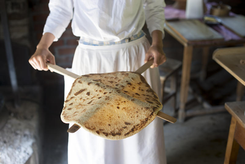 Woman showing a traditional baked lefse (Foto/Photo)