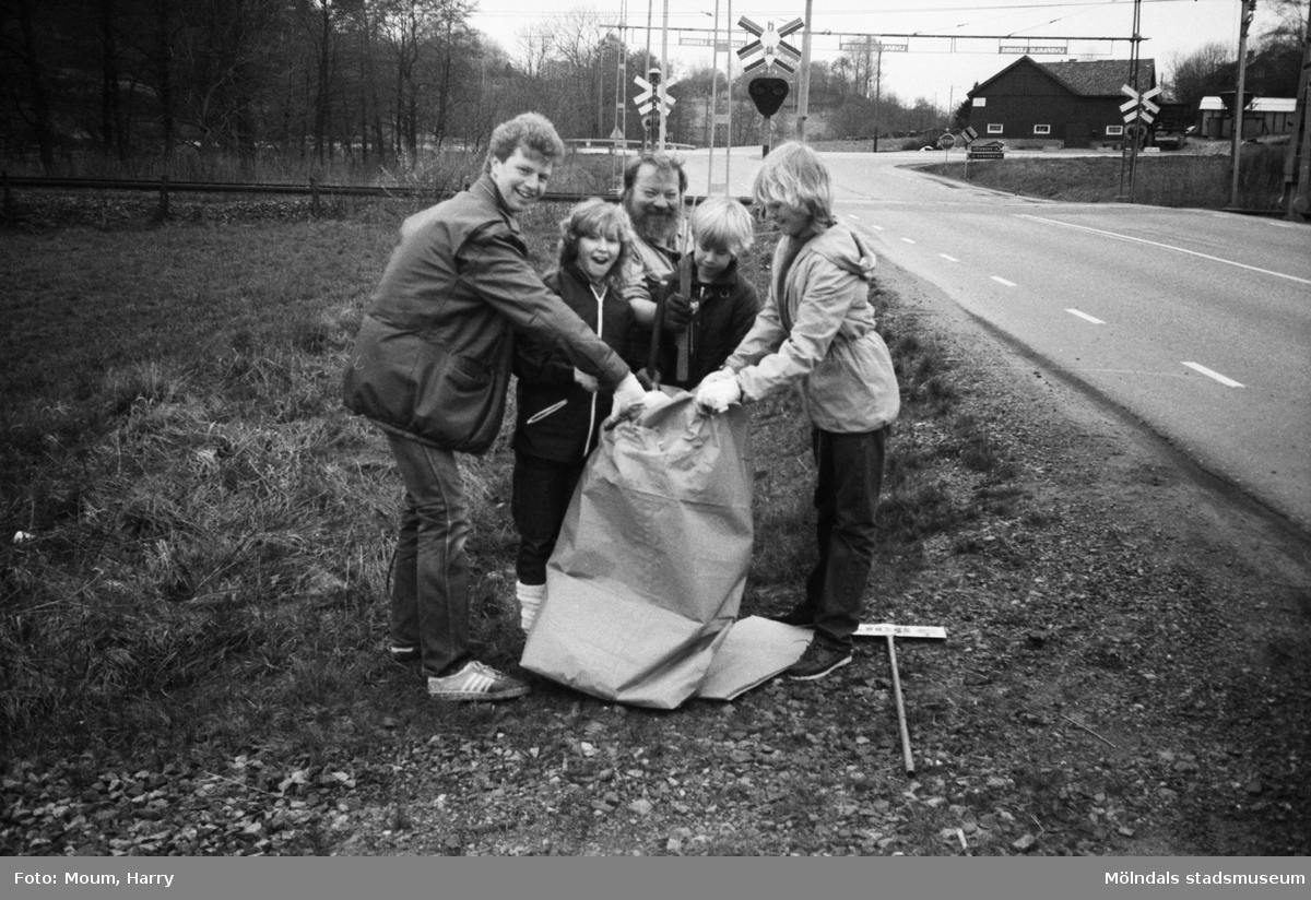 Annestorpsdalens scoutkår städar i Lindome centrum med angränsande områden, år 1984.

För mer information om bilden se under tilläggsinformation.