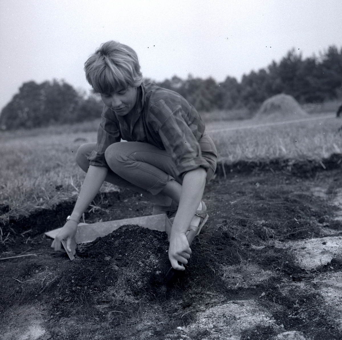 Margareta Beskow gör en arkeologisk undersökning i Skedemosse, 20/7.