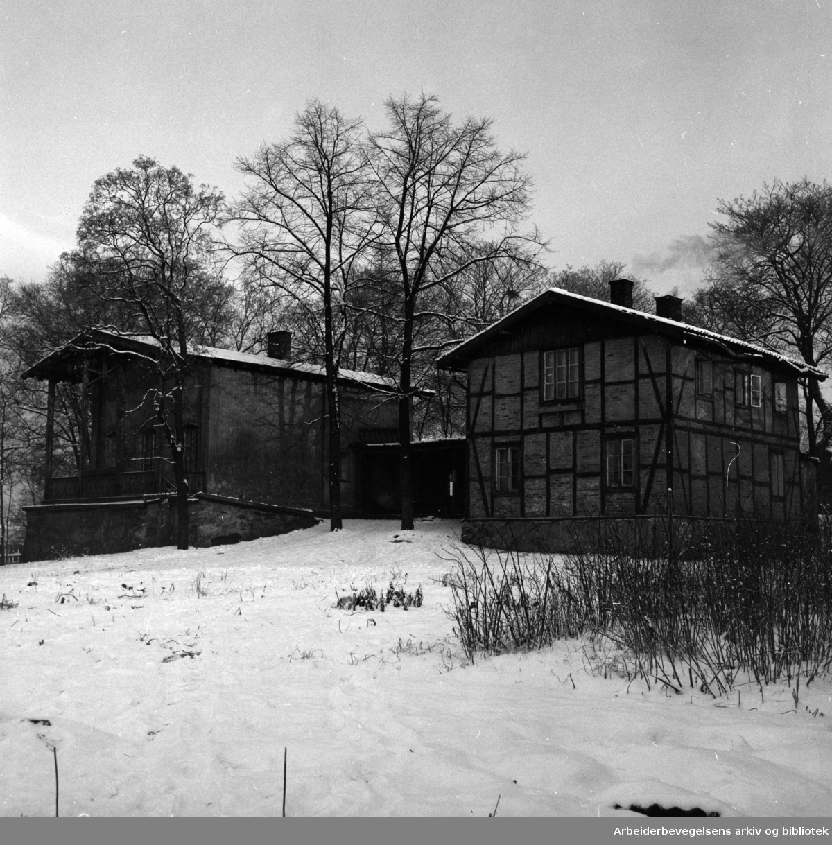 Heibergløkken. Bygget for professor Chr. Heiberg i slutten av 1840-årene. Desember 1953.