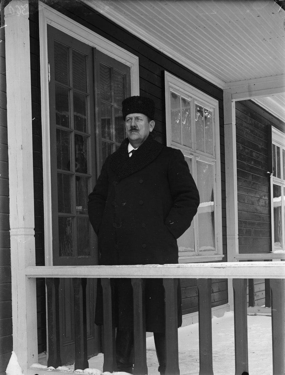 Man på verandan, 1910-tal