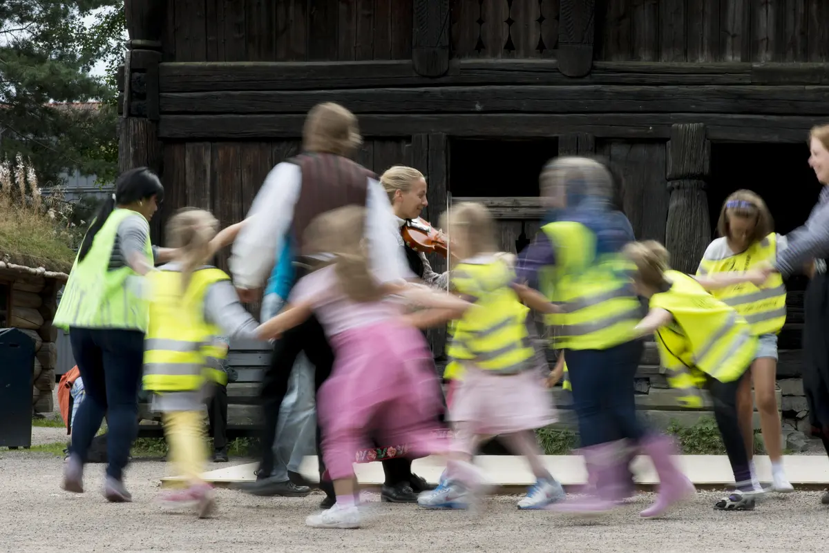 Barnehagebarn ser på folkedans