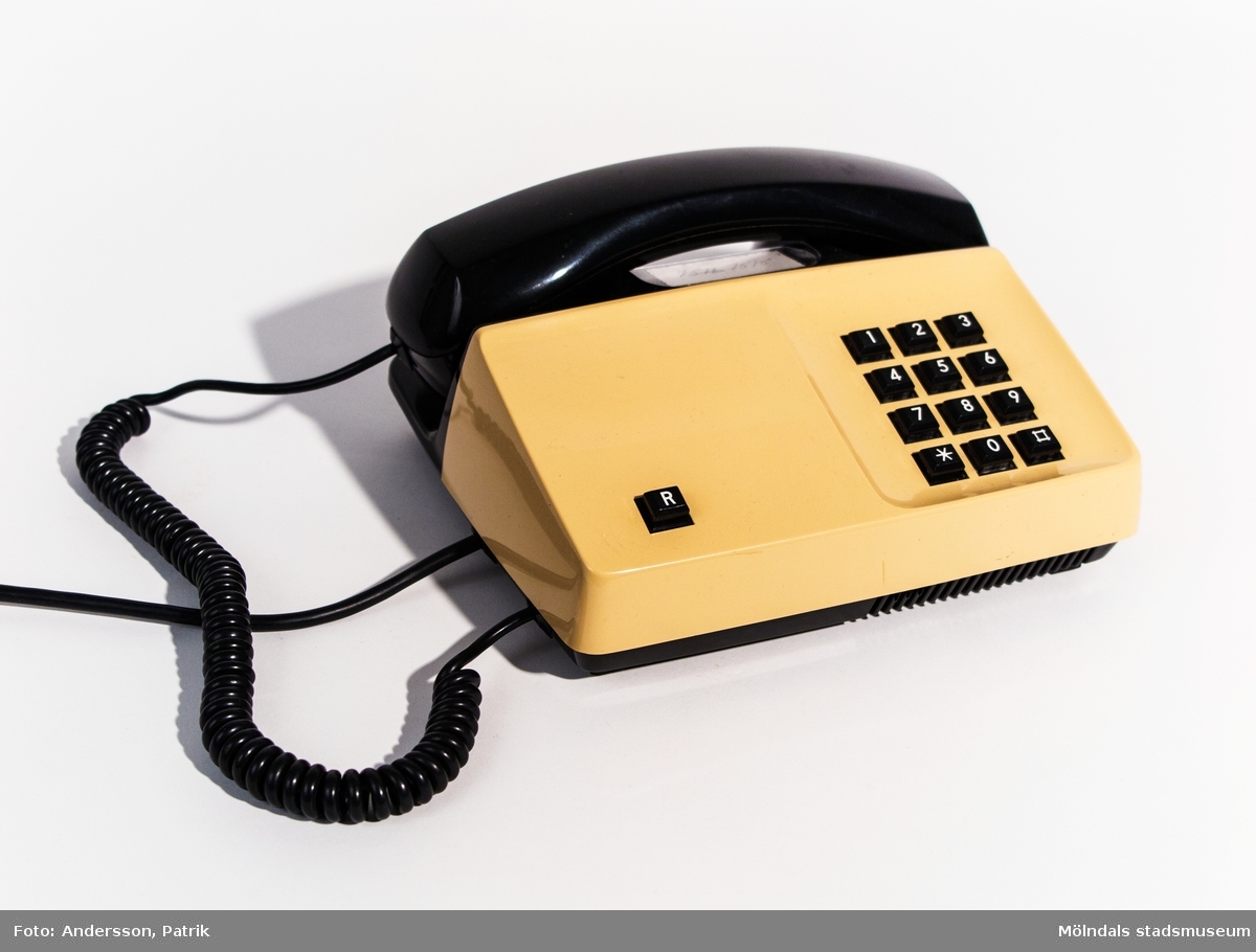 Knapptelefonen Diavox från 1980-talet.
Vid luren finns en etikett med telefonnummret (kortnr.): 7515, handskrivet.
Undersidan på telefonen finns en blå och vit etikett från Teli, där det står: 
"DBAA 103 901/02000
903/1911 DBAA 101 B
S  81  37  R3 E", maskinskrivet.
Det står också "TILLHÖR TELEVERKET" ingjutet på telefonens undersida.