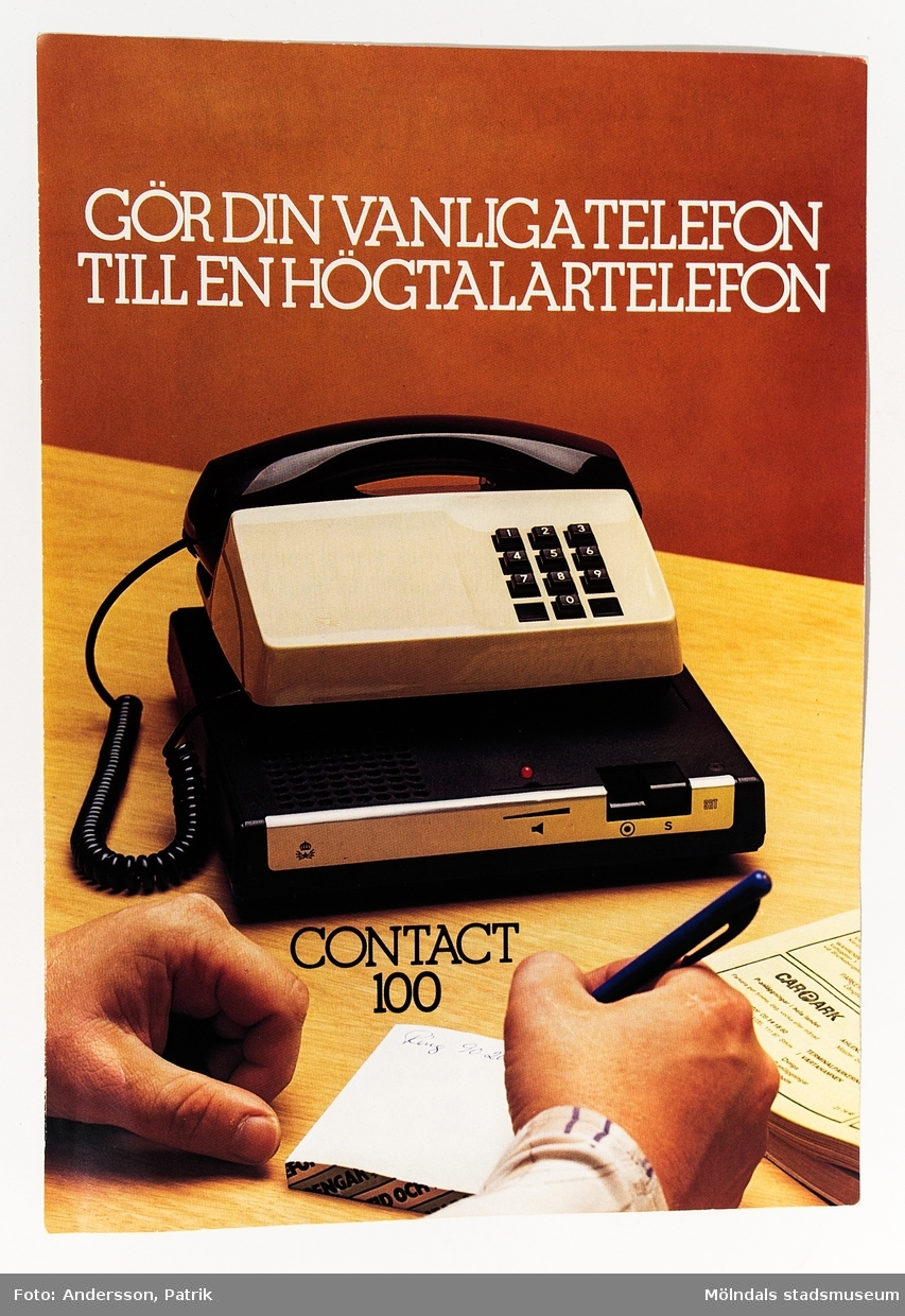 Reklamblad: Gör din vanliga telefon till en högtalartelefon Contact 100, utgivet av Televerket 1980.
Gå-Reklam AB delade ut reklambladet.