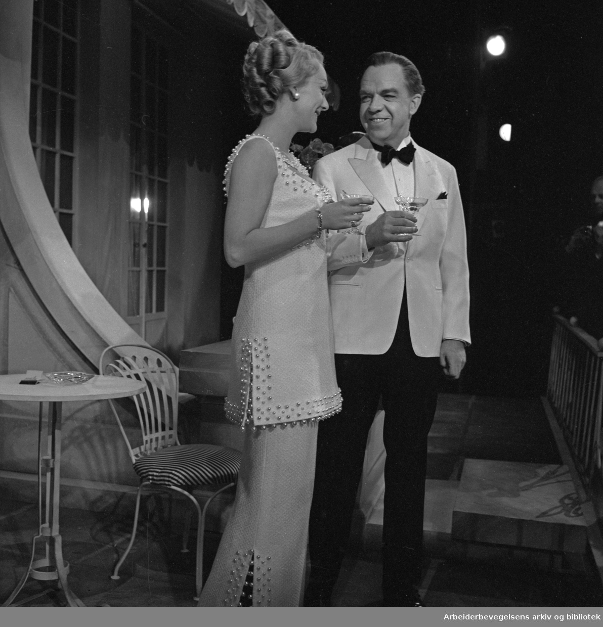 Nationaltheatret..PRIVATLIV av Noel Coward. premiere 25.11.1965..Toril Gording Havrevold i rollen som Louise og Henki Kolstad som Elyot Chase.
