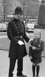 Engelsk politikonstabel utenfor Nationaltheatret. .Politiets