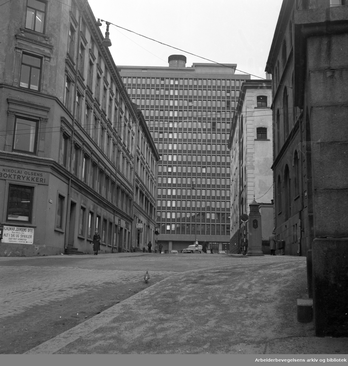 Regjeringsbygningen sett fra krysset Møllergaten og Eva Kolstads gate, 1999.