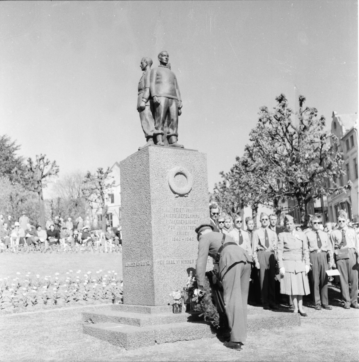 Vardens arkiv. "17 mai feiring. Bekransning av minnesmerket over de falne i krigen 1940-1945. Minneparken i Liebakken "  17.05.1954