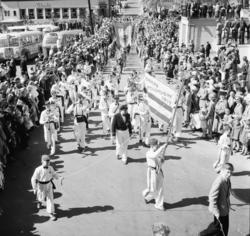 Vardens arkiv. "17 mai tog"  17.05.1954