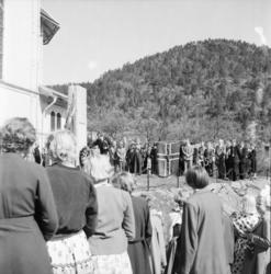 Vardens arkiv. "17 mai feiring, Skotfoss kirke"  17.05.1954