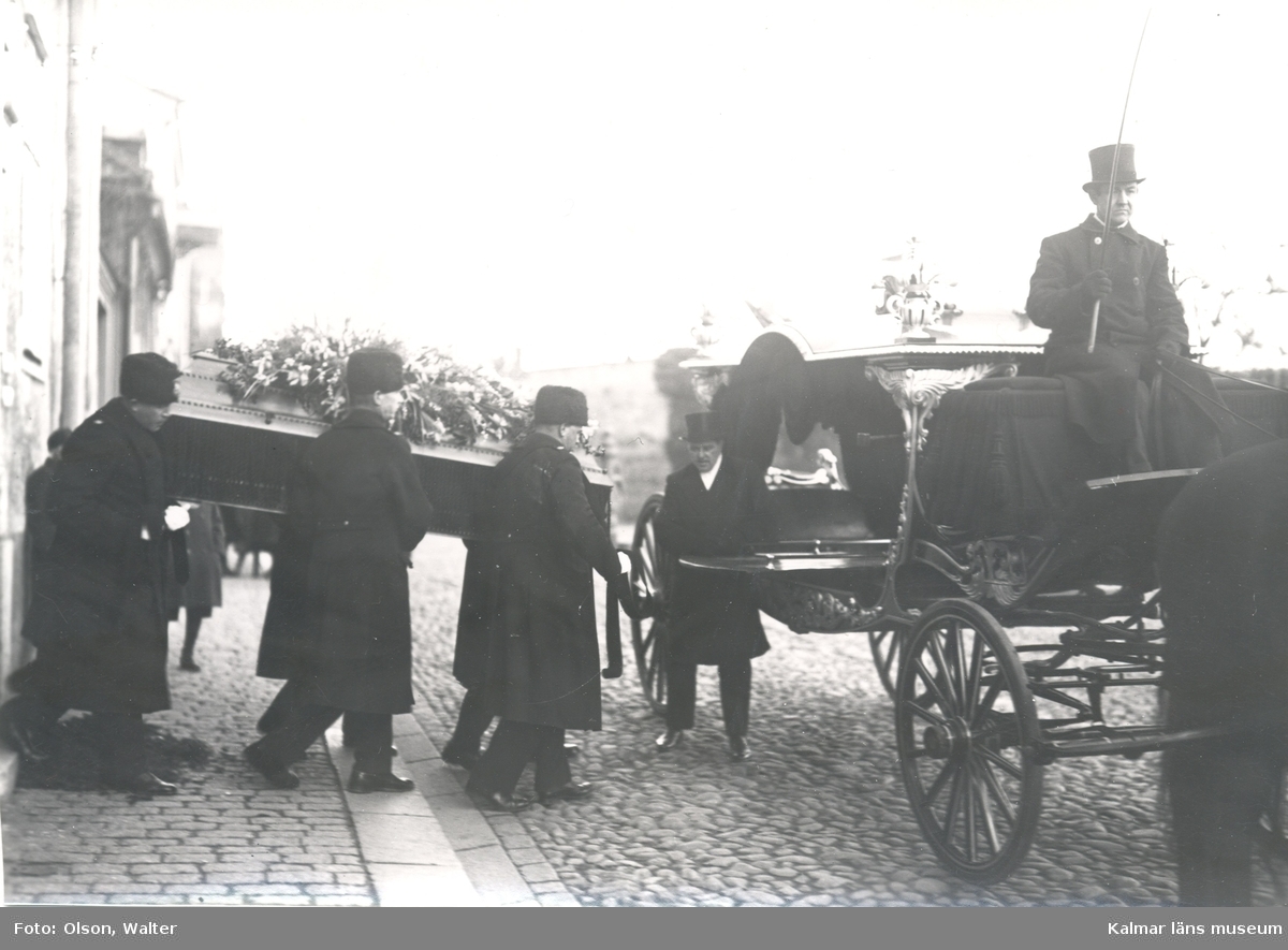 Begravning. Före avfärden från Lilla Torget. Vid likvagnen, i hög hatt, direktör Hilding Berg från Kalmar Begravningsbyrå.