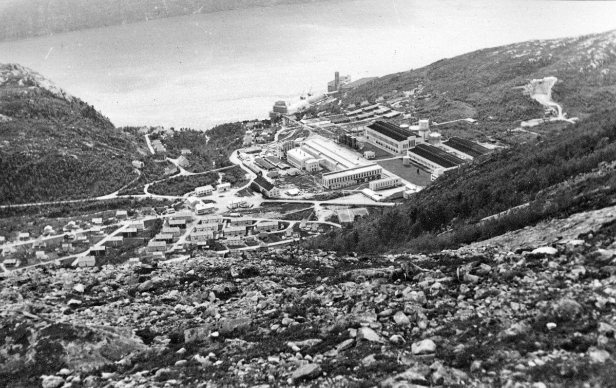 1951 - 1955. Thorleif Hoffs album 1, side 12. Album fra Thorleif Hoff som dokumenterer anleggsvirksomheten i Glomfjord på 1950-tallet