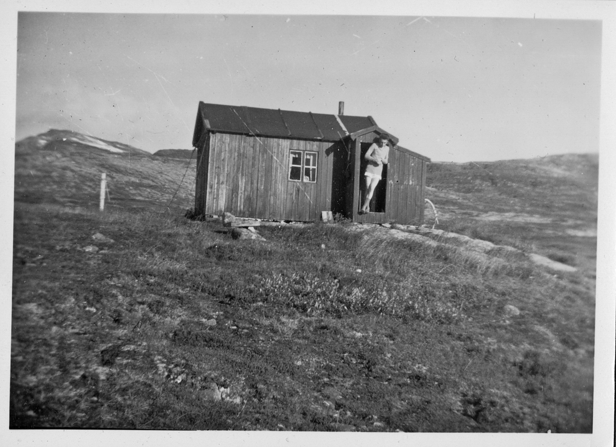 1951 - 1955. Thorleif Hoffs album 1, side 13. Album fra Thorleif Hoff som dokumenterer anleggsvirksomheten i Glomfjord på 1950-tallet