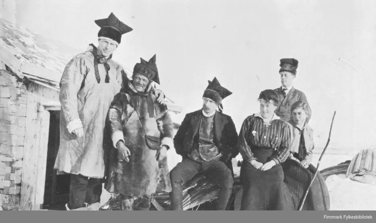 Sjursjavre, mars 1917. Gruppebilde av nordmenn og same i pesk. Nordmenn med samiske luer på hodet.
