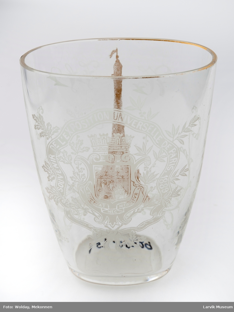 Liten blomstervase/souvenir med inskripsjoner til minne om verdensutstillingen i Paris i 1889.