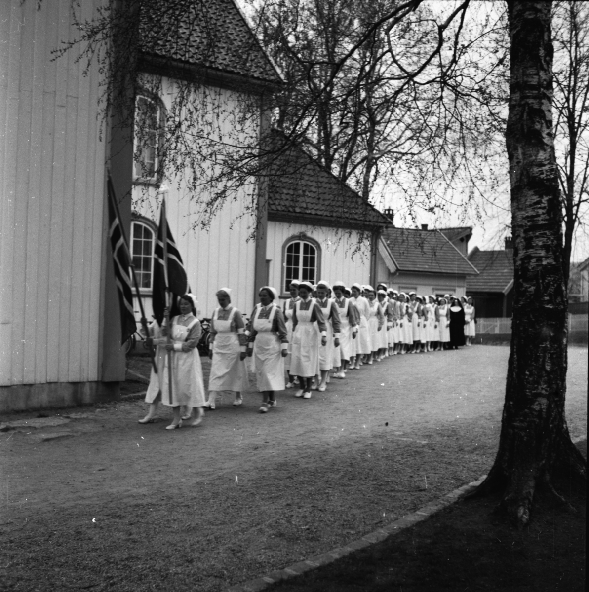 Vardens arkiv. "Prosesjon og gudstjeneste til minne om Florence Nightingale i Porsgrunn"  12.05.1954