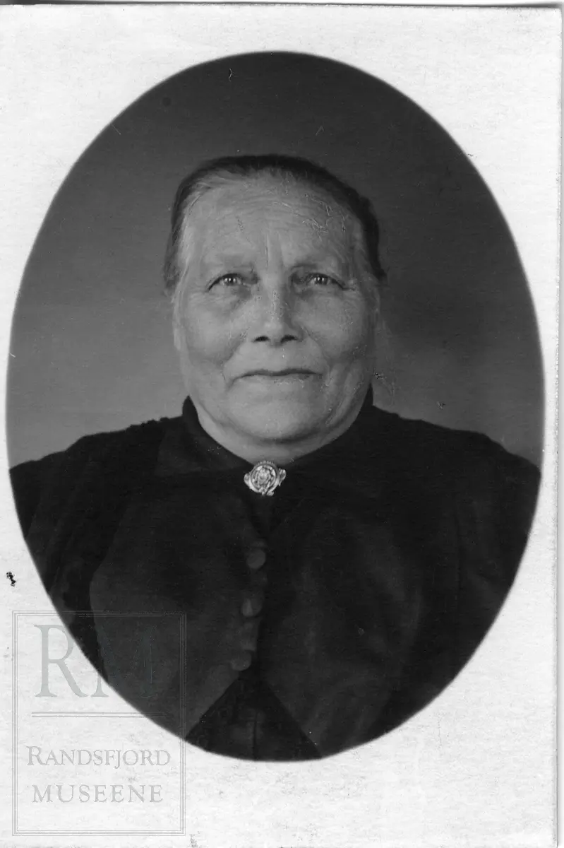 Portrett av kvinne, muligens Kari Olsdatter f. 1866 i Vestre Slidre.