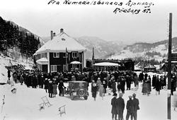 Âpning av Numedalsbanen.
Numedalsbanen er en den 92,8 km la