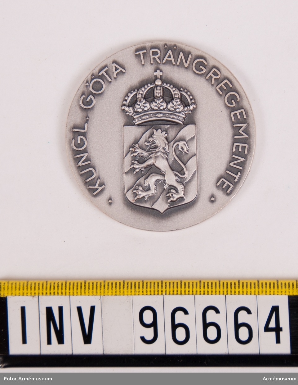 Medalj i silver för Göta trängregemente.
Åtsida upptagande rak sköld med lejon på strömmar, krönt av kunglig krona, inom omskrift KUNGL. GÖTA TRÄNGREGEMENTE.
Stans nr 14399. Lagerkrans 3377.
Stans härdad 1954-05-13.