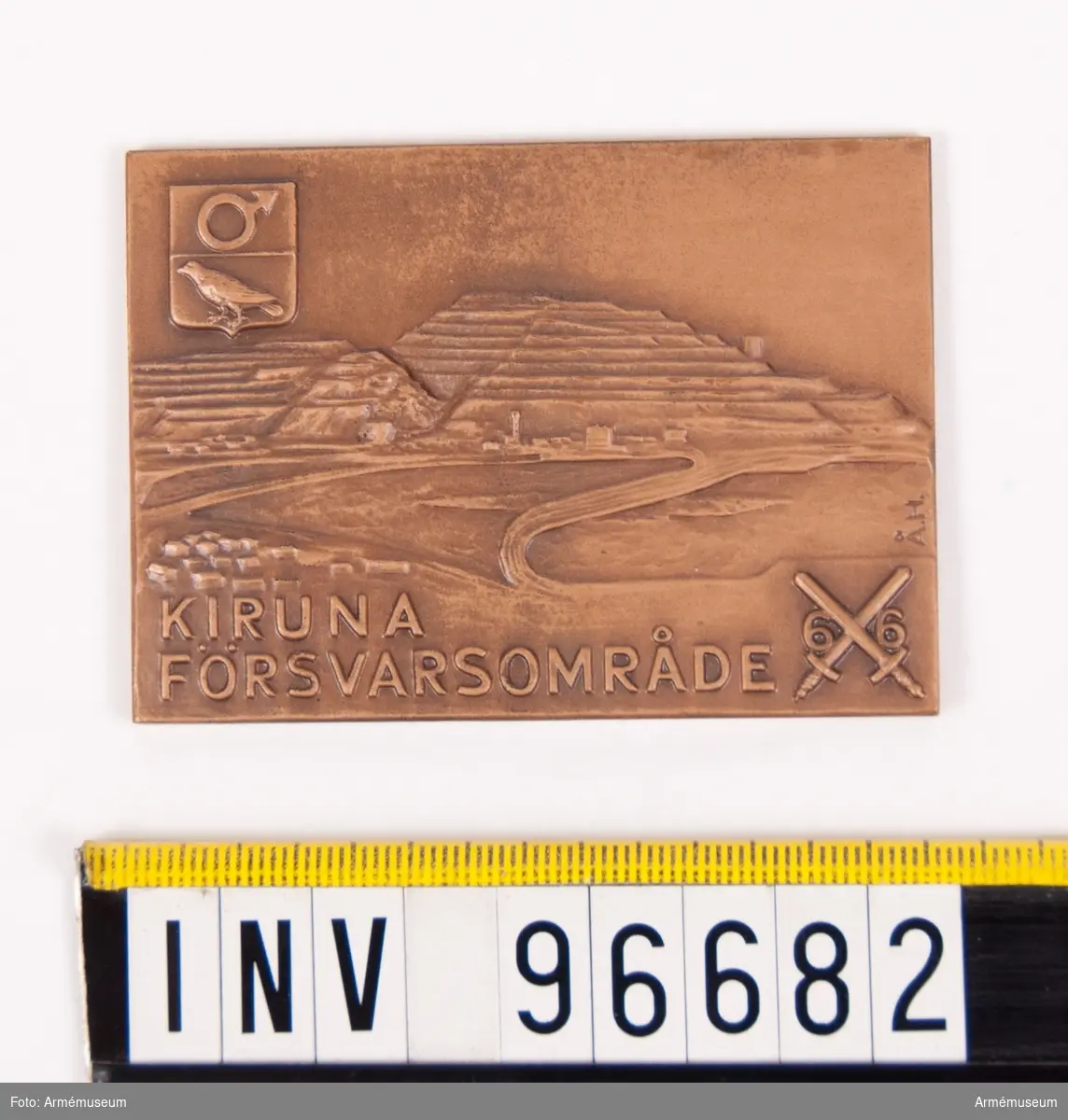 Plakett i brons för Kiruna försvarsområde.
Stans 45991
