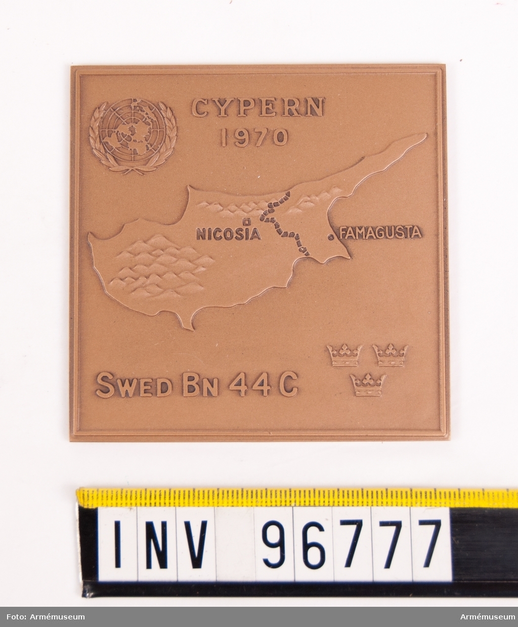 Plakett i brons för SWED BN 44 C Cypern 1970. Med ask.