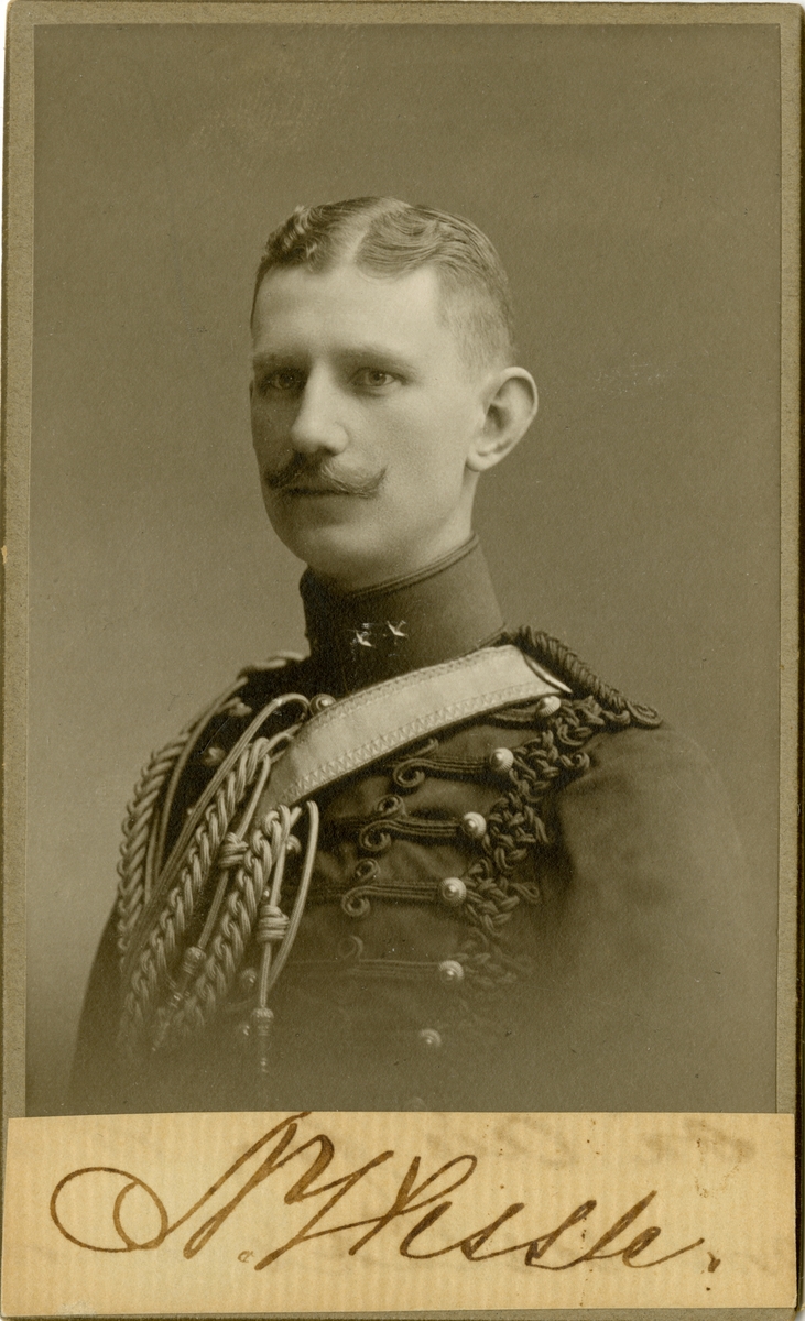 Porträtt av Nils Birger Hessle, löjtnant vid Andra Göta arilleriregemente A 6.
Se även bild AMA.0007537.
