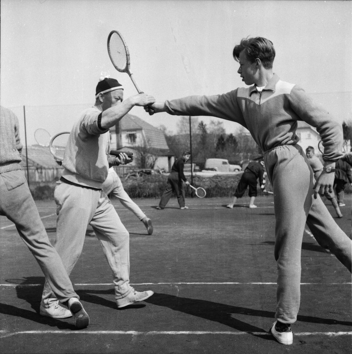 Vardens arkiv. "Tenniskurs på Falkum"  02.05.1954