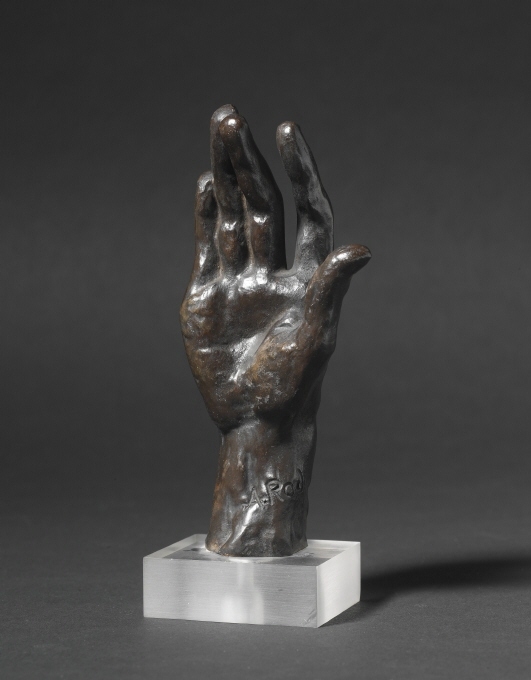 Rodin skulpterade en mängd händer. Även om de från början var studier till Helvetesporten utförde han dem på ett sätt så att de kunde fungera självständigt, hur små de än var. I en tid när Rodin bröt med skulpturkonstens tradition kände han kanske behov av att betona handens skapande roll.