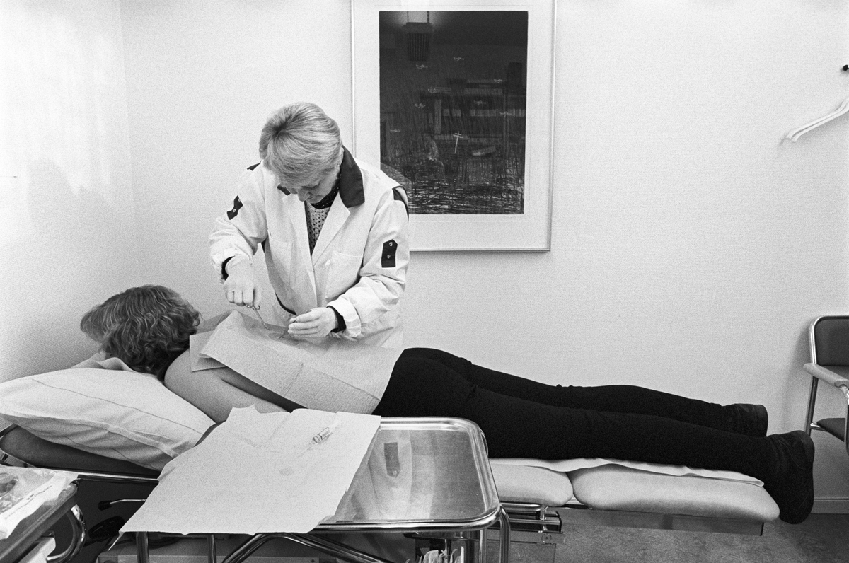 Primärvården - husläkare Anita Björndahl med patient, Liljefors Läkarmottagning, Uppsala 1995