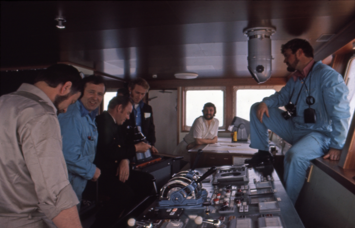 Fotograf og mannskap samlet på broen på M/S ‘Tender Captain’ (b. 1976, Ulstein Hatlo A/S, Ulsteinvik).