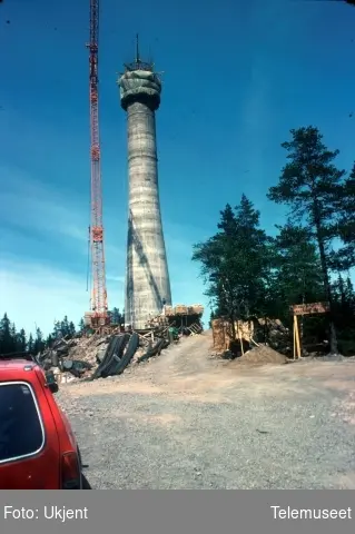 Røverkollen radiolinjetårn - under bygging.