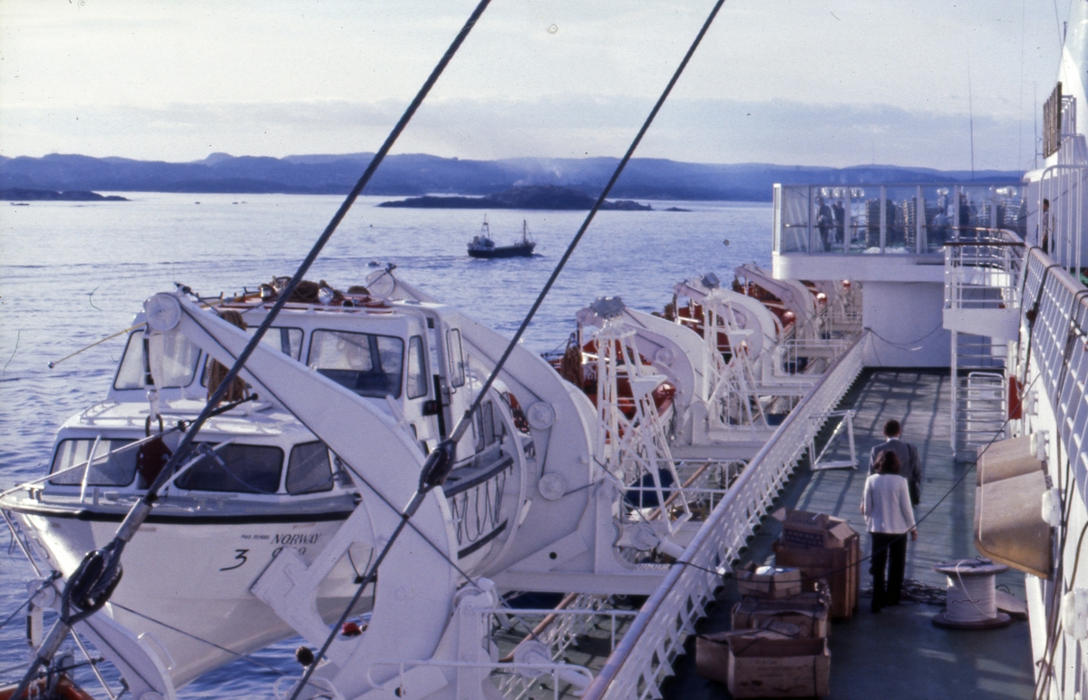Livbåtene på dekk sett under innfarten til S/S ‘Norway’ (ex. ‘France’)(b.1961, Chantiers de l’Atlantique).