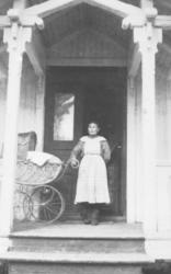 Fredenslund. 1919. Magga.  Magga var muligens barnepike elle